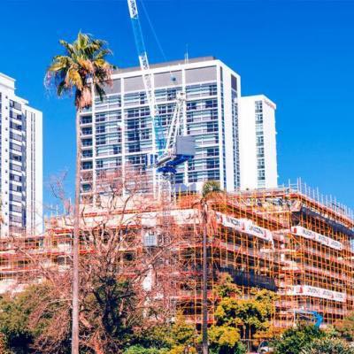 A replica of the Peter Pan statue from Kensington Gardens in London can be found in Queens Gardens